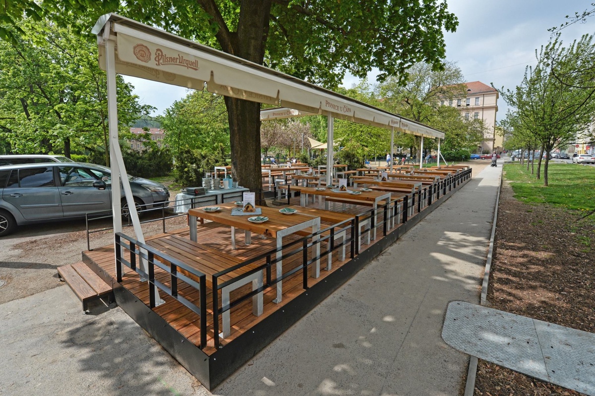 Pivnice U Čápa's garden in a park